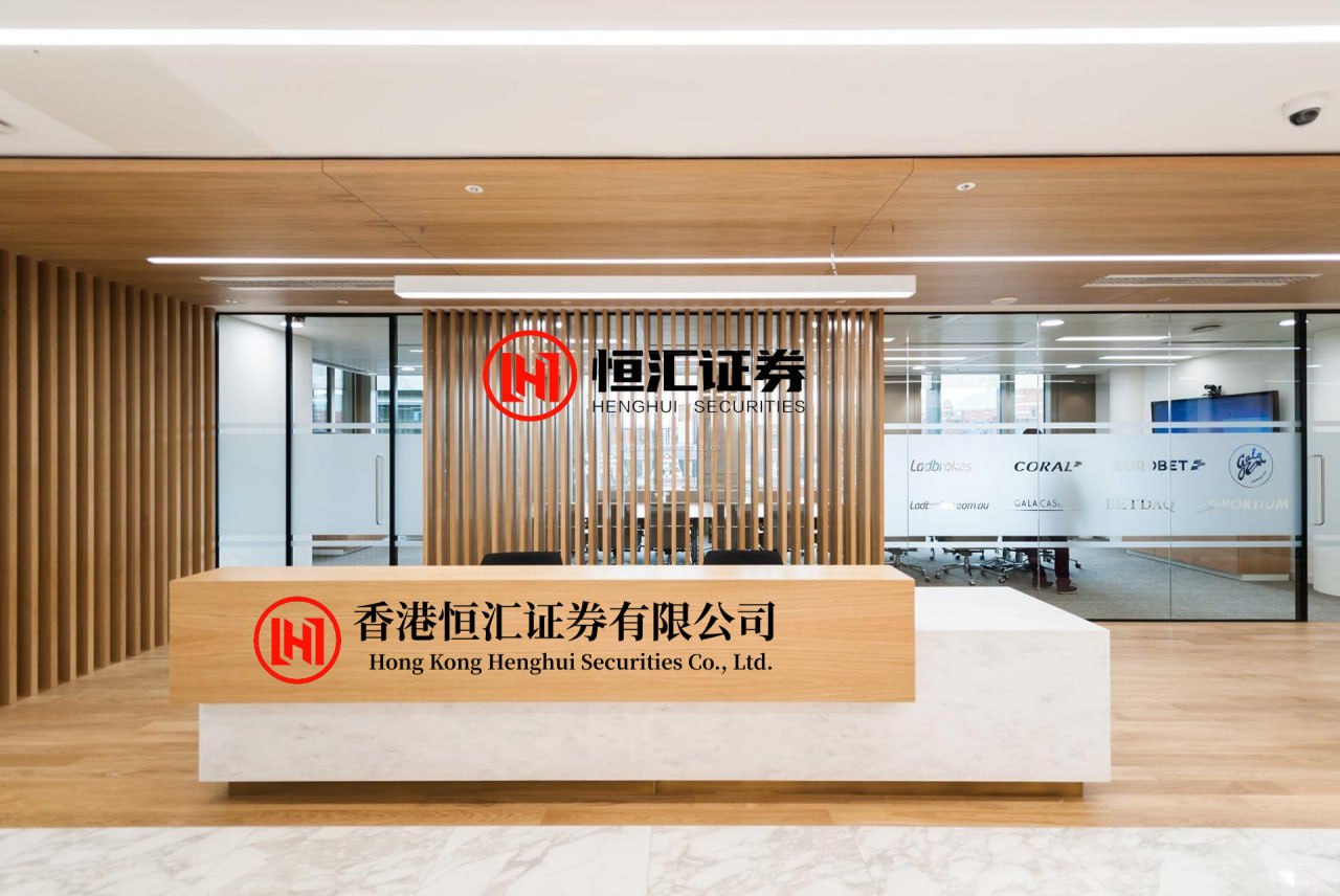股赢家 老照片中这个抱小女孩的老兵叫郑清辉，他是远征军第五军九十三师士兵，早年随部队开赴滇缅战场，参加过仁安羌战役、胡康河谷及虎头桥拉锯战，在近30万中国远征军将士中10万人永远长眠在滇缅土地上的恶劣环境下，他却侥幸活了下来。1950年随所部撤往缅北金三角地区，成了无补给、无后援、无依托的“异域...